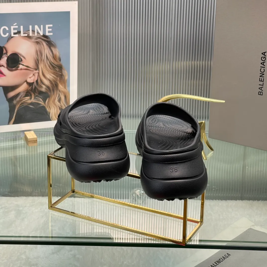 👟👟Ex-factory price 380👟👟 35-41 ‍🔥 ‍🔥 ‍🔥Balenciaga’s latest hole-in-the-wall slippers are now available! 🎉🎉🎉A sandal that is popular on Instagram, 🎊🎊🎊 and all major platforms of Xiaohongshu! Made of high-tech materials and molded in one piece, it is lightweight, wear-resistant, and waterproof! ✨✨✨ The heel height is 6CM. The colors are being added one after another to meet your various color combinations and different needs. A very cost-effective product!